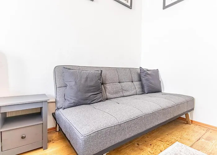 Trendy 1br Apt, With Location *